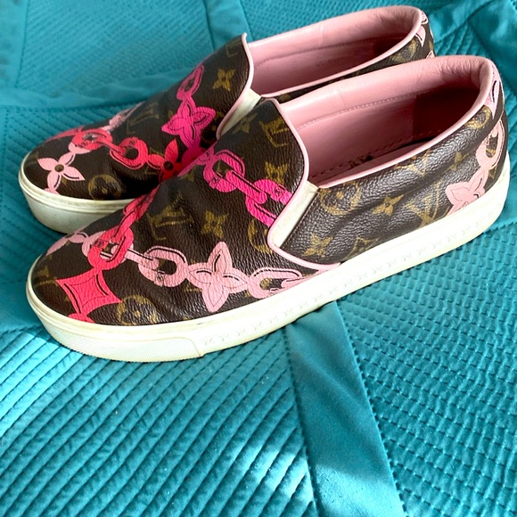 Louis Vuitton logo sneakers. - Picture 1 of 4
